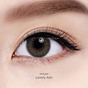 Close-up mata dengan softlens warna natural