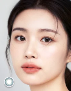 Model memakai Vuessera Moon Light softlens natural warna abu keemasan, water content 43%